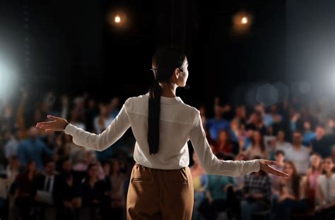 What is a Keynote Speaker - Onstage Entertainment