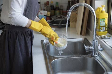 妈妈在新家厨房洗碗高清图片下载-正版图片500896877-摄图网