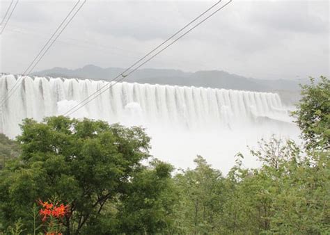 Fantastic visual treat awaits you as Narmada Dam overflows!
