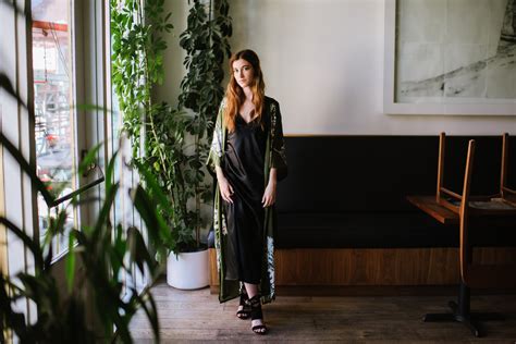 Kendall Chase Takes a Green Kimono Robe on the Road – kimandono.com