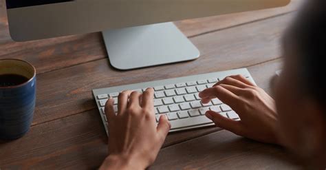 Image of User Using Computer 的图像结果