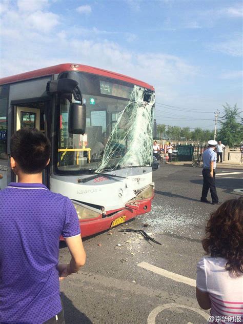 三男子开车拦停公交车 翻窗进入殴打司机_新闻频道_中国青年网