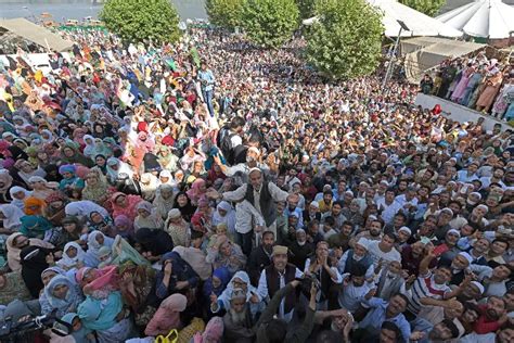 Muslims pray as they have a glimpse of casket with the Holy relic at ...