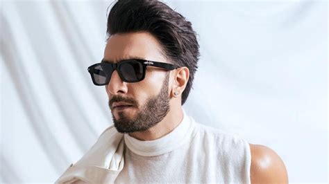 When Ranveer Singh tripped and fell into dhol while dancing on stage ...