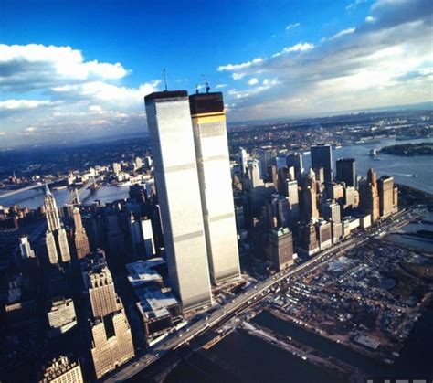 纽约新旧两座地标建筑，双子塔已经是不存在了，新世贸横空出世_SOSOARCH