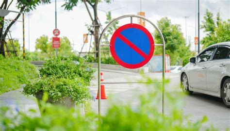 Divieto di sosta: regole, sanzioni e procedure - Infomotori
