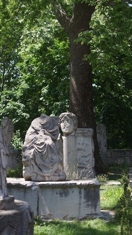 Headless Statue in a Cemetery · Free Stock Photo