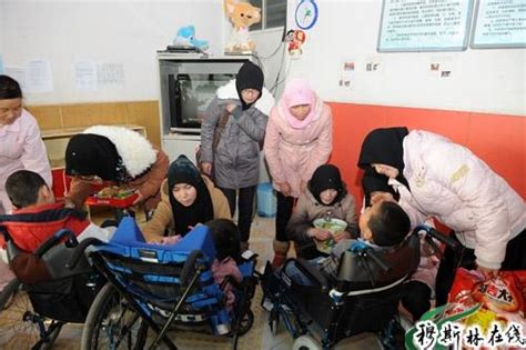 西宁新华外国语学校慰问儿童福利院孤残儿童 - 回族文化 - 穆斯林在线（muslimwww)