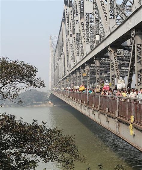 印度大桥崩塌，断裂桥面十秒内“溶入”水中消失 - 國際日報