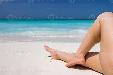 Beautiful slim woman legs on the beach. Suntan beach vacation woman ...