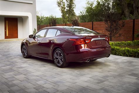 2017 Nissan Maxima Gets Small Price Bump, Apple CarPlay, Accessory Packages - autoevolution