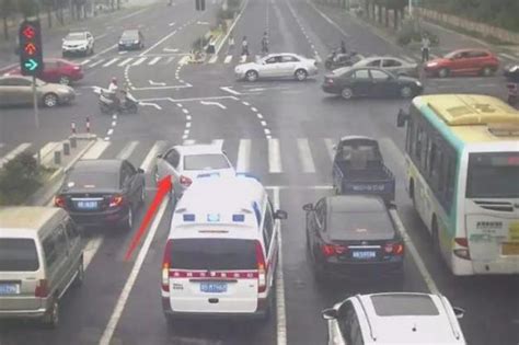 司机为给救护车让路闯红灯 交警取消此次违章_央广网