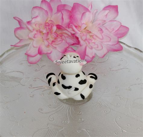 Fondant Cow Cake Topper Tutorial 的图像结果