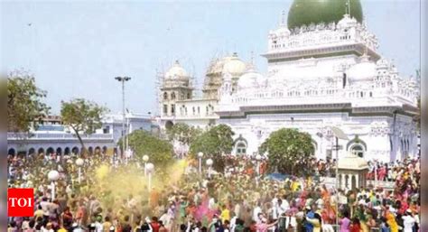 Dewa's sufi shrine soaks in secular colours | Lucknow News - Times of India