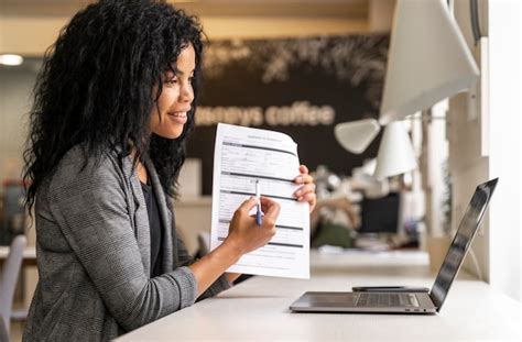 Plan moyen femme montrant un contrat | Photo Gratuite