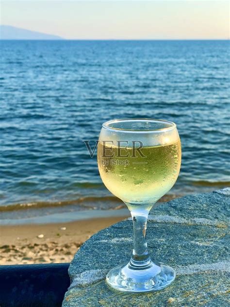 在海边喝葡萄酒选择焦点高清图片下载-正版图片506175023-摄图网