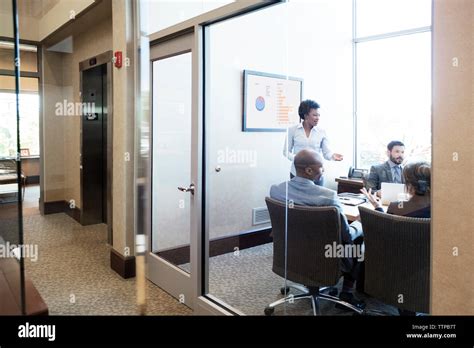 Business People Meeting Room 的图像结果