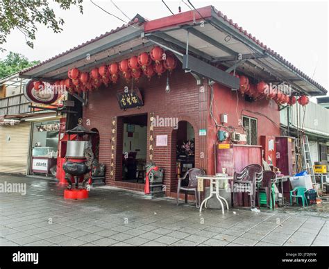 Taipei, Taiwan - October 12, 2016: Chinese restaurant and temple in a ...