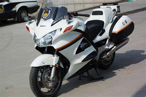 英国救护员驾驶本田ST1300摩托车紧急出警视频 _网络排行榜