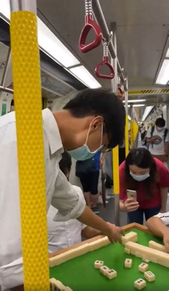 【那么晃也能玩？】4名男子在地铁内「开台打麻将」🀄 乘客也一起观战！(内有视频)