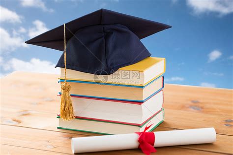 教育学校毕业知识蓝天云背景的木桌上贴上带文凭的书籍黑板高清图片下载-正版图片300593078-摄图网