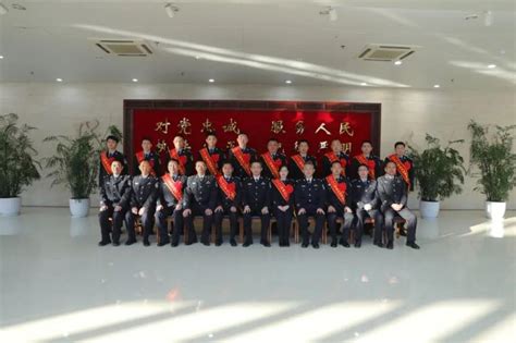 图：安徽滁州公安启用新“警察证”_新闻中心_新浪网