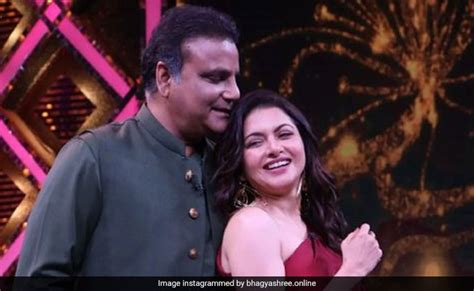 'बदन पे सितारे लपेटे हुए' गाने पर भाग्यश्री ने पति संग किया जोरदार डांस ...