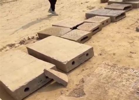 郑州一水库清淤发现大量古墓 空心砖几近成人身高_新闻频道_中华网
