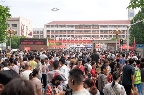 暖心！滁州高考考场外的一幕幕……_保障_考生_广播