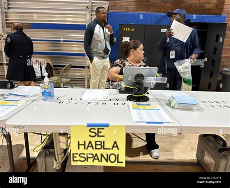 Se habla español hi-res stock photography and images - Alamy