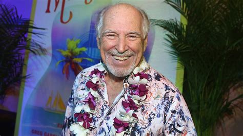 Jimmy Buffett's widow battles financial advisor over $275 million ...