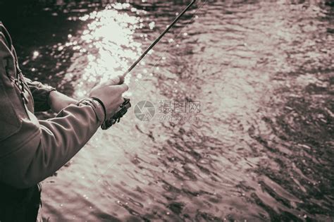 渔夫在山河上钓到一条鳟鱼高清图片下载-正版图片506123816-摄图网