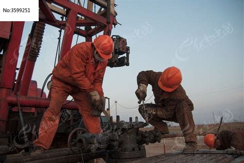夕阳下水井作业施工的油田工人高清图片下载_红动中国