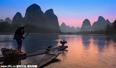 桂林百岁渔女撑船打鱼成风景_腾讯新闻