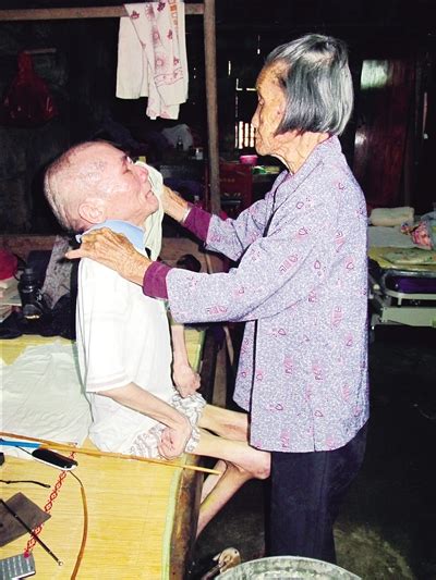 97岁母亲照顾瘫痪儿子37年 医生曾说活不过5年-新华网
