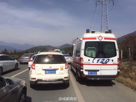 救护车被堵应急道40里路 医生喊上百次恳请让道(图)_凤凰资讯