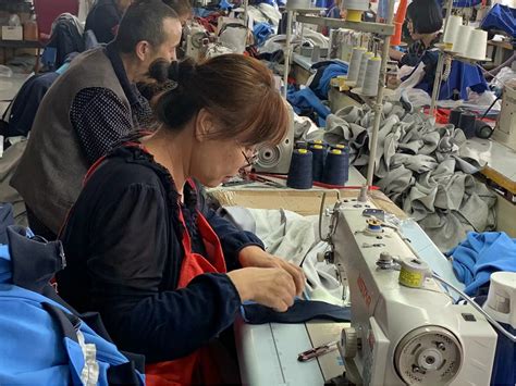 亚洲裁缝和工人在纺织厂缝纫机前工作技术工人图片下载 - 觅知网