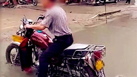 男子骑摩托驶入未干水泥路 动弹不得场面尴尬_凤凰网视频_凤凰网