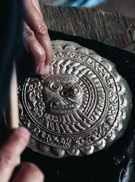 苗族银饰锻制工序十分的复杂，苗族的银饰是全部都是纯手工做的