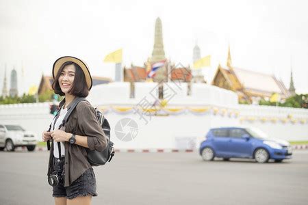 年轻的亚洲旅行女青年在泰国曼谷享受美丽的地方高清图片下载-正版图片307223955-摄图网