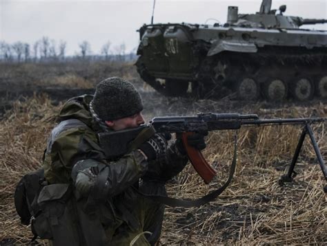 俄军重兵火速动员进驻俄乌边境，乌克兰已骑虎难下_腾讯新闻