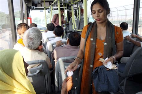 रक्षा बंधन पर महिलाओं के लिए मुफ्त DTC बस सेवा - News18 हिंदी