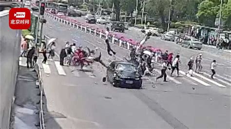 广东惠来一轿车失控冲撞车辆行人致3死3伤涉事司机被控制_腾讯视频