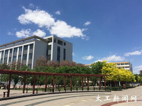 东大门雪景-太原工业学院