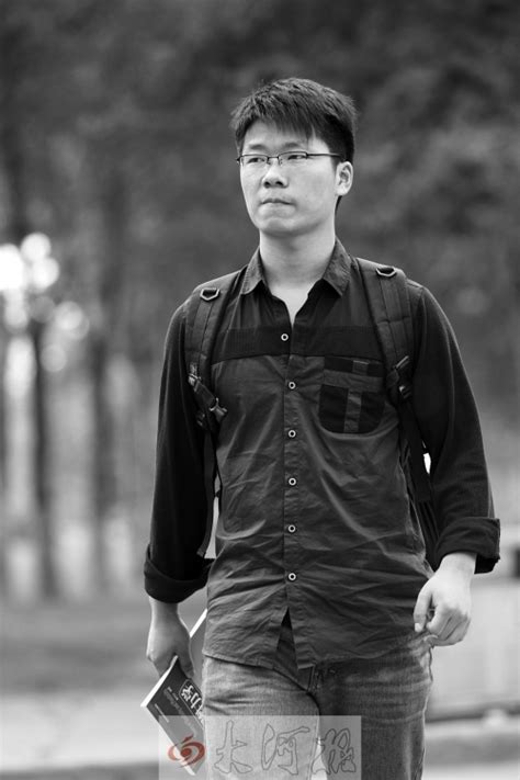 高校保安粗暴扔外卖校方回应 高校男回应保安扔外卖 探索发现网