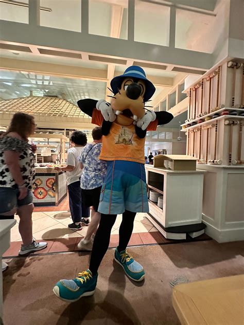 PHOTOS, VIDEO: Minnie's Beach Bash Character Breakfast Returns to Cape ...