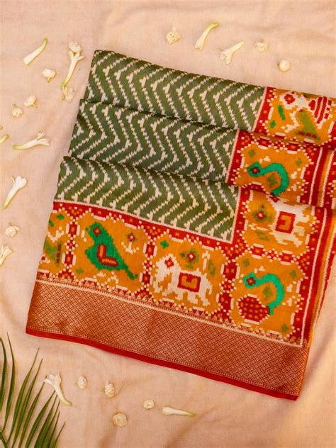 Olive Green Crepe Silk Saree with Zigzag Motifs and Contrast Elegance ...