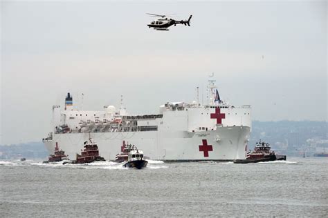 美军世界最大医疗船抵达纽约 民众不戴口罩在码头扎堆围观