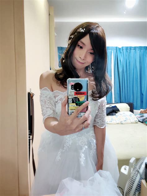 CD in Bride Dress 的图像结果