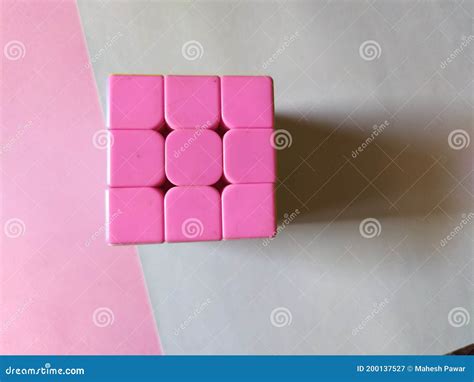Vista Superior Del Cubo Cuadrado Rosa Reposado En Papel Imagen de ...